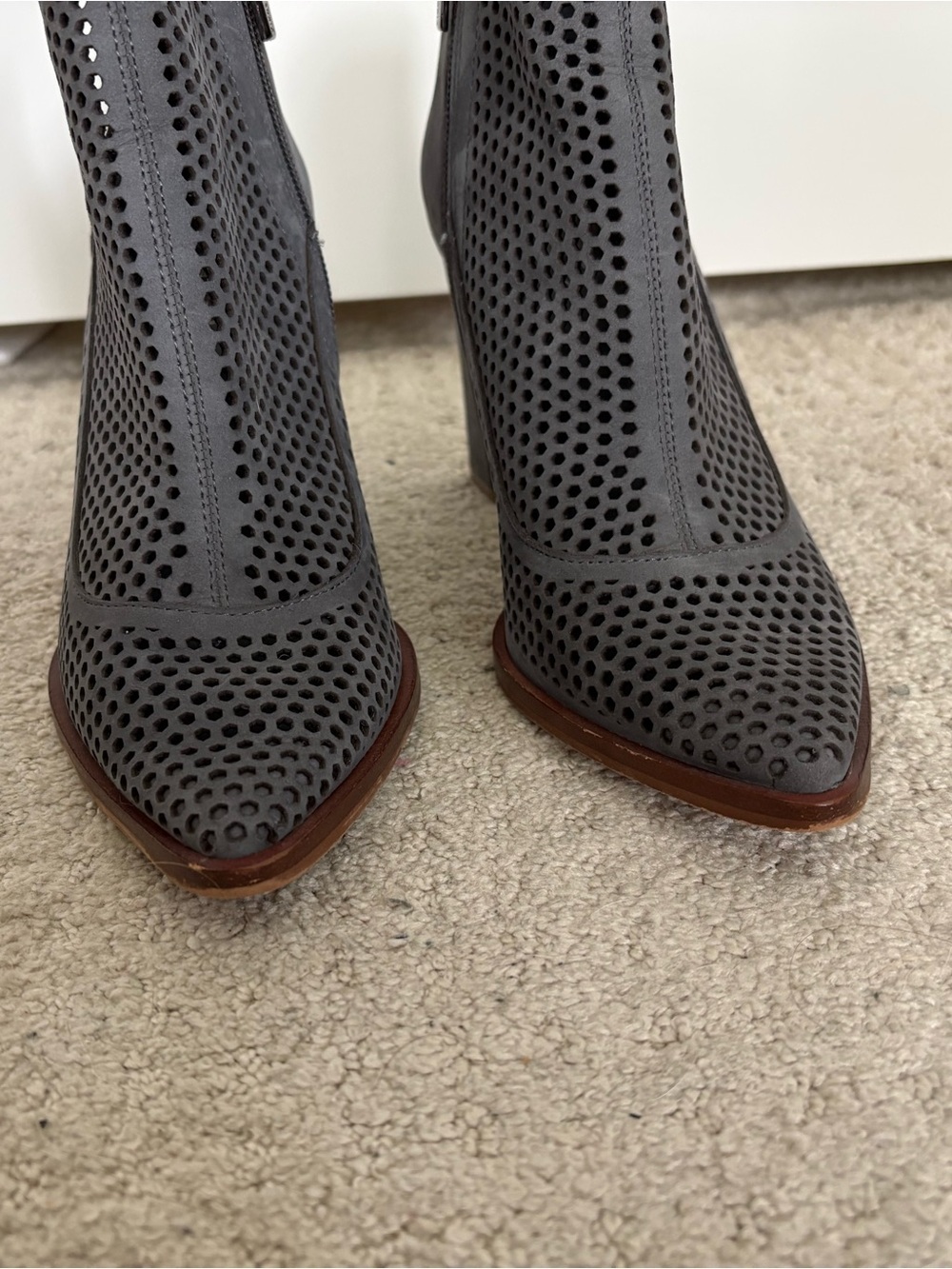 Vince Camuto Levesna Leather Booties 6 - Picture 4 of 9